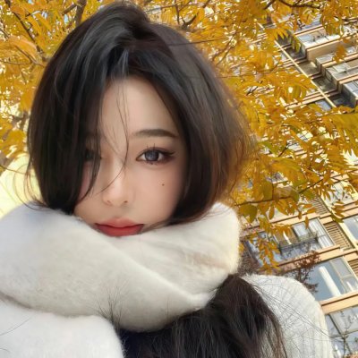 穿黄睡衣的女孩